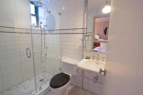 Habitación Deluxe con dos camas dobles del hotel THE EVELYN. Foto 2