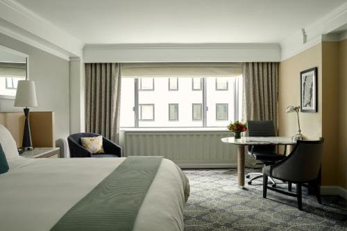 Habitación de lujo con cama extragrande y ducha a ras de suelo - Adaptada para personas de movilidad reducida del hotel Loews Regency. Foto 1