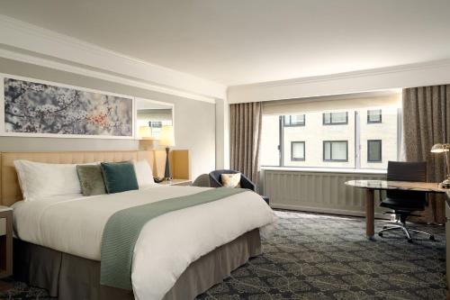 Alojamiento de lujo con cama extragrande y balcón del hotel Loews Regency. Foto 1