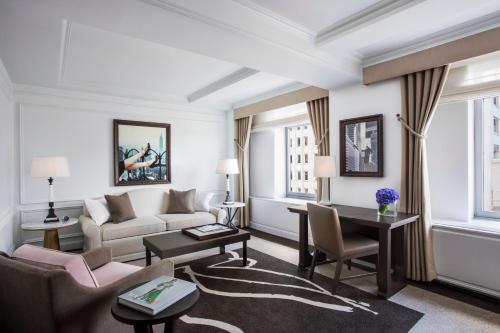 Suite con vistas a la avenida del hotel The Ritz Carlton New York - Central Park. Foto 1