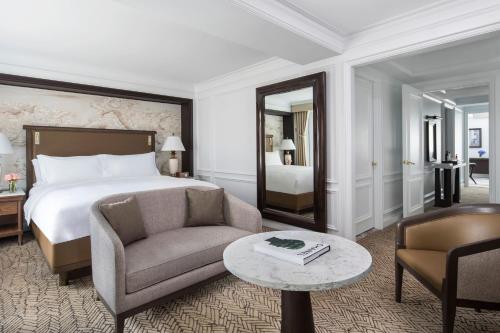 Suite con vistas a la avenida del hotel The Ritz Carlton New York - Central Park. Foto 2
