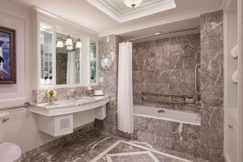Suite con vistas a la avenida y acceso al club lounge del hotel The Ritz Carlton New York - Central Park. Foto 3