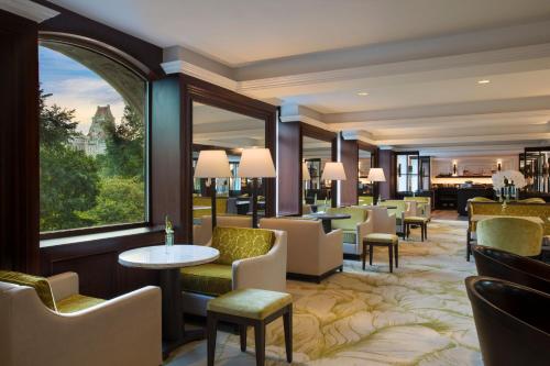 Suite con vistas a la avenida y acceso al club lounge del hotel The Ritz Carlton New York - Central Park. Foto 4