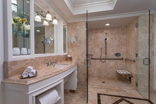 Habitación con vistas a la avenida - 1 cama extragrande del hotel The Ritz Carlton New York - Central Park. Foto 1