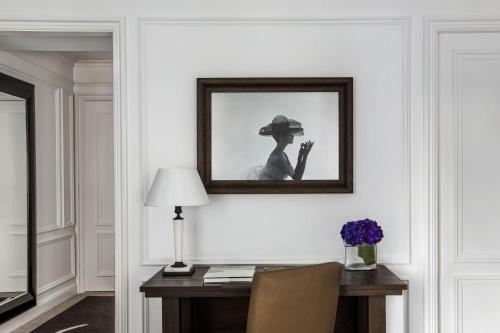 Habitación con cama extragrande, vistas a la avenida y bañera adaptada - Adaptada para personas con movilidad reducida del hotel The Ritz Carlton New York - Central Park. Foto 1