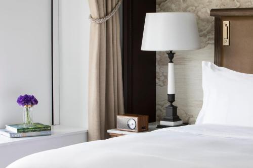 Habitación con vistas al parque y acceso al club lounge - 1 cama extragrande del hotel The Ritz Carlton New York - Central Park. Foto 2