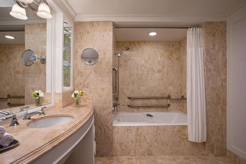 Suite con vistas a la avenida, 1 dormitorio con baño privado, 1 cama extragrande y sofá cama - Adaptado para personas con movilidad reducida/con bañera accesible del hotel The Ritz Carlton New York - Central Park. Foto 3