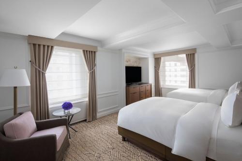 Deluxe Family Two - Bedroom Suite with No View del hotel The Ritz Carlton New York - Central Park. Foto 2