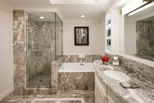 Deluxe Family Two - Bedroom Suite with No View del hotel The Ritz Carlton New York - Central Park. Foto 3