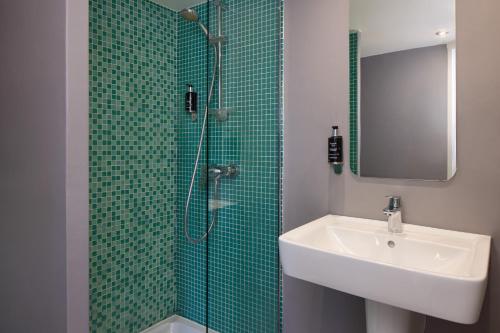 Habitación Triple del hotel OHM by Happyculture. Foto 3