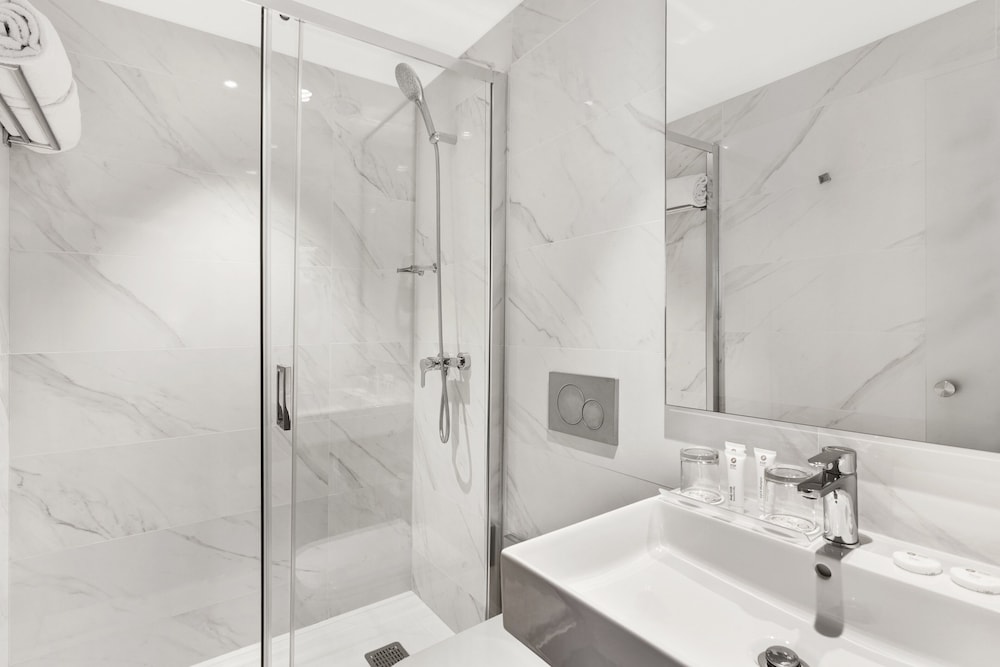 Habitación triple del hotel Exe Paris Centre. Foto 3