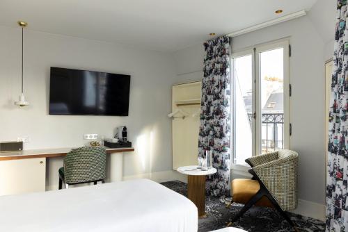 Habitación con cama extragrande y balcón del hotel Normandy Le Chantier. Foto 1