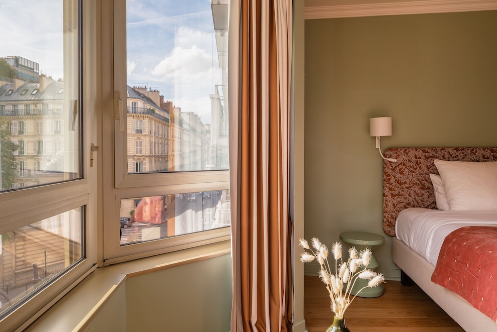 Habitación Deluxe del hotel Royal Garden Champs-Elysees. Foto 4