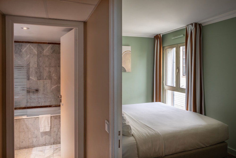 Suite del hotel Royal Garden Champs-Elysees. Foto 2