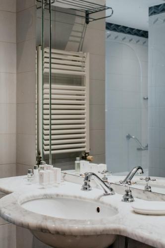 Habitación Doble Económica del hotel De La Ville. Foto 3