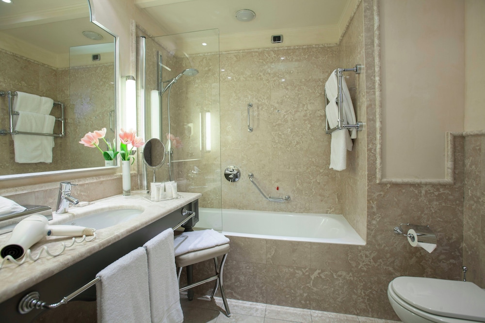 Habitación Deluxe del hotel Starhotels Tuscany. Foto 6