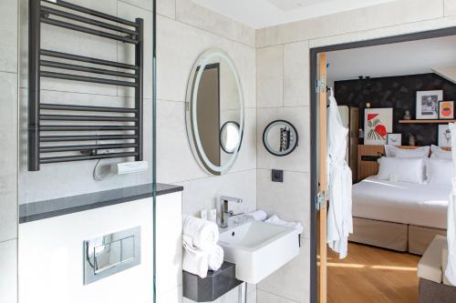 Habitación Triple Deluxe del hotel Maison Mère. Foto 4