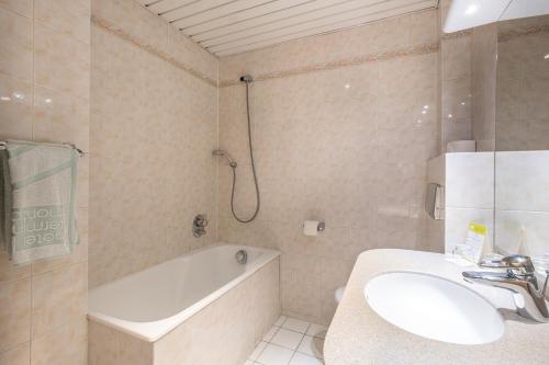 Habitación Doble Club del hotel Terminus Montparnasse. Foto 4