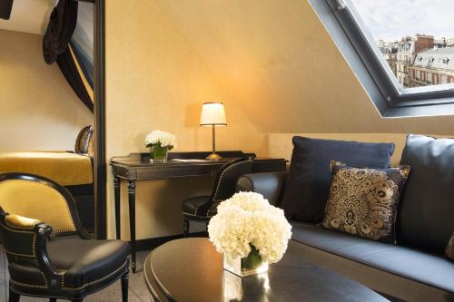 Suite Junior en el ático del hotel Le Belmont Paris