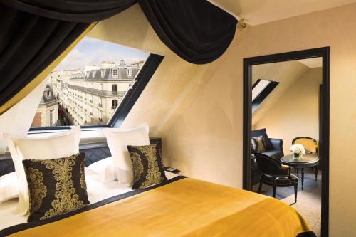 Suite Junior en el ático del hotel Le Belmont Paris. Foto 2