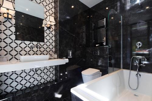Habitación Triple Privilege del hotel and Spa De Latour Maubourg. Foto 1