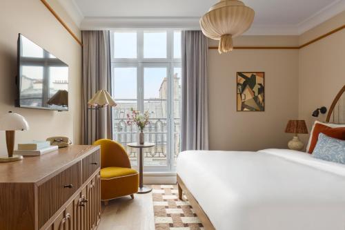 Habitación Clásica con vistas a la ciudad del hotel Le Grand Cayré. Foto 1