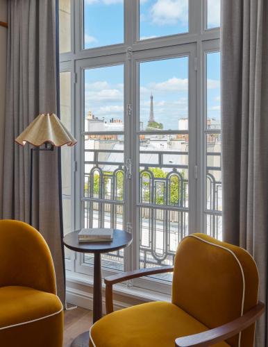 Habitación Clásica con vistas a la Torre Eiffel del hotel Le Grand Cayré