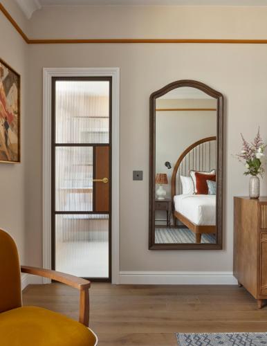 Habitación Clásica con vistas a la Torre Eiffel del hotel Le Grand Cayré. Foto 1