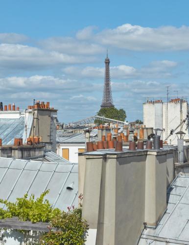 Habitación Clásica con vistas a la Torre Eiffel del hotel Le Grand Cayré. Foto 2