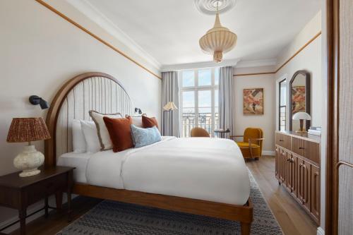 Habitación Clásica con vistas a la Torre Eiffel del hotel Le Grand Cayré. Foto 3