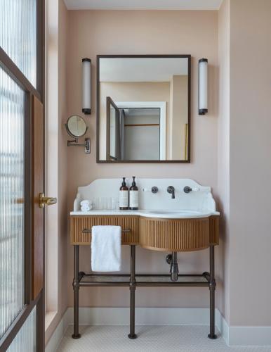 Habitación Clásica con vistas a la Torre Eiffel del hotel Le Grand Cayré. Foto 5