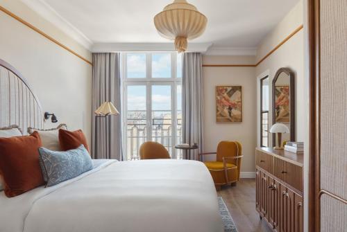 Habitación Clásica con vistas a la Torre Eiffel del hotel Le Grand Cayré. Foto 6