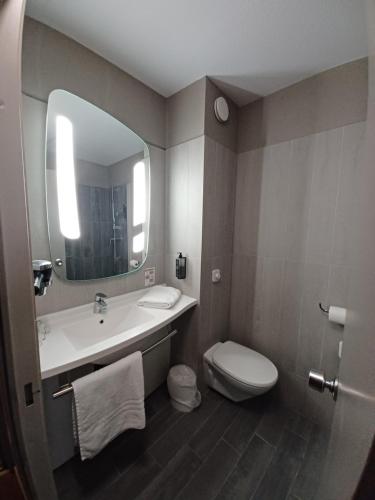 Habitación Doble Estándar del hotel Ibis Toulouse Purpan. Foto 15