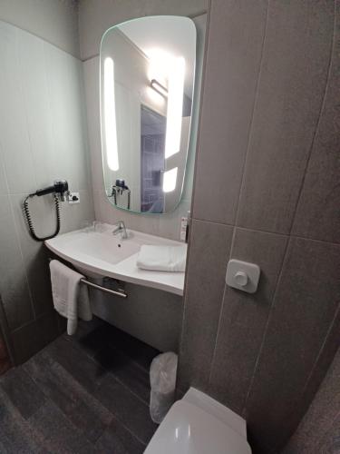 Habitación Doble Estándar - 2 camas del hotel Ibis Toulouse Purpan. Foto 5