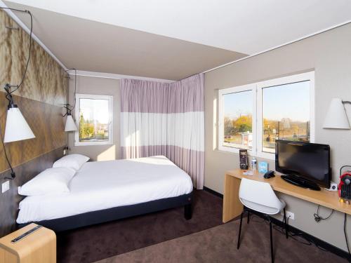 Habitación Estándar con 1 cama doble y sofá del hotel Ibis Toulouse Purpan. Foto 1