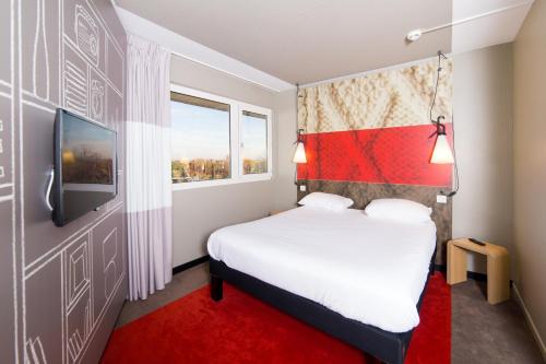 Habitación Estándar con 1 cama doble y sofá del hotel Ibis Toulouse Purpan. Foto 2