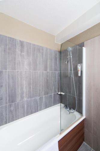 Habitación Estándar con 1 cama doble y sofá del hotel Ibis Toulouse Purpan. Foto 4