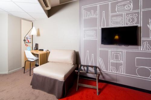 Habitación Estándar con 1 cama doble y sofá del hotel Ibis Toulouse Purpan. Foto 7