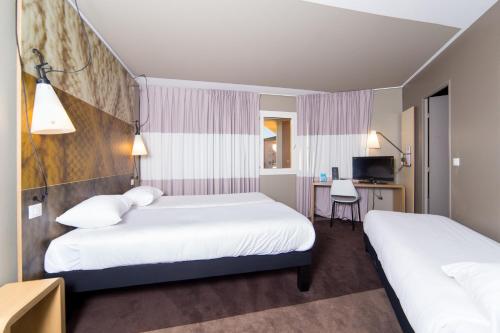 Habitación Estándar con 3 camas individuales del hotel Ibis Toulouse Purpan. Foto 11