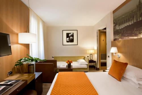 Habitación Triple Deluxe del hotel Starhotels Ritz. Foto 1
