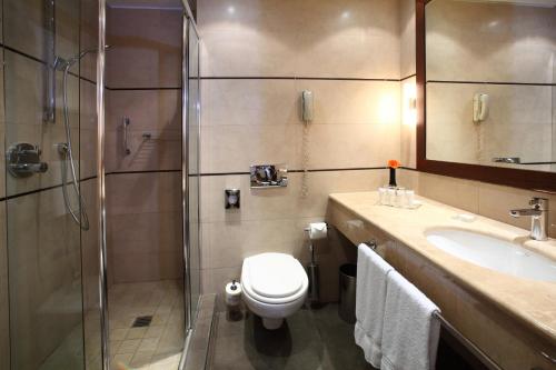 Habitación Triple Deluxe del hotel Starhotels Ritz. Foto 3