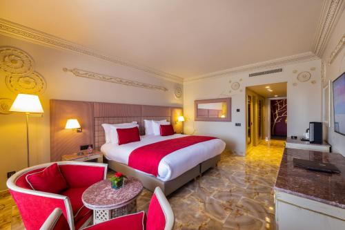 Habitación Deluxe con vistas a la piscina del hotel Grand Mogador Menara. Foto 4