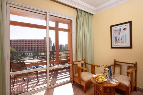 Habitación Estándar con vistas a la piscina del hotel Grand Mogador Menara. Foto 2