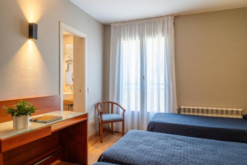 Habitación Triple del hotel J. Balmes Vic