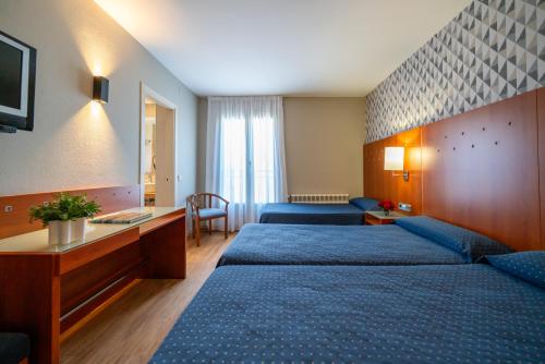 Habitación Triple del hotel J. Balmes Vic. Foto 6
