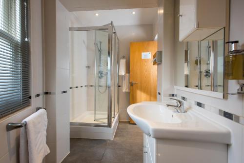 Habitación Triple Estándar del hotel Best Western Victoria Palace. Foto 1