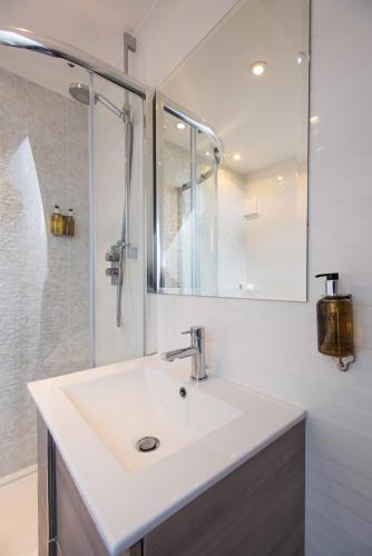 Suite de 1 dormitorio con cama grande del hotel Best Western Victoria Palace