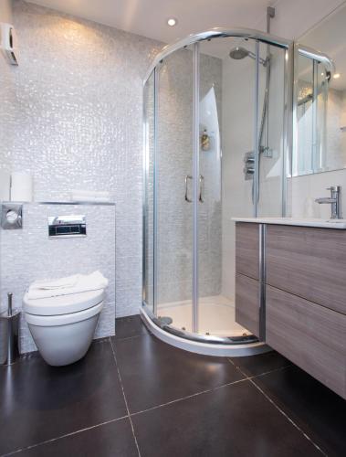 Suite con cama grande del hotel Best Western Victoria Palace. Foto 1