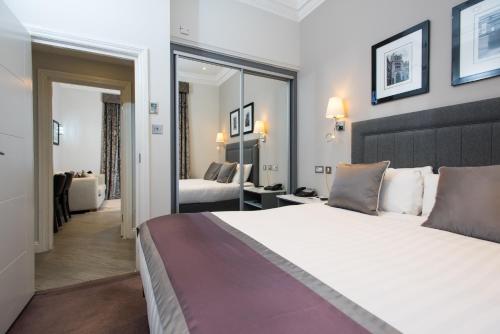 Suite con cama grande del hotel Best Western Victoria Palace. Foto 2