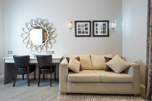 Suite con cama grande del hotel Best Western Victoria Palace. Foto 3